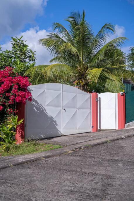 Spacieuse Villa Corossol Avec Piscine Et Jeux Exterieurs Le Gosier  Kültér fotó